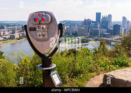 Une tour viewer surplombant le centre-ville de Mt Washington un jour d'été, Pittsburgh, Pennsylvanie, USA Banque D'Images