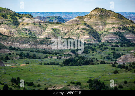 Une vue panoramique depuis la peint Canyon Overlook de l'unité sud du Parc National Theodore Roosevelt près de Medora, North Dakota. Banque D'Images