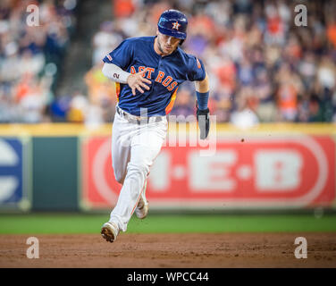 Houston, Texas, USA. Sep 8, 2019. Astros de Houston l'arrêt-court Alex Bregman (2) s'exécute à la troisième base au cours de la jeu de la Ligue Majeure de Baseball entre les Mariners de Seattle et les Astros de Houston au Minute Maid Park de Houston, Texas. Houston Seattle défait 21-1. Prentice C. James/CSM/Alamy Live News Banque D'Images