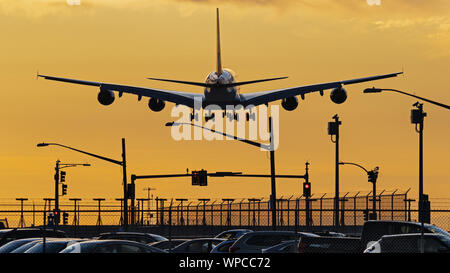 Richmond, Colombie-Britannique, Canada. 12Th Mar, 2019. Un British Airways Airbus A380 avion de ligne, silhouetté par le soleil couchant, airborne en courte finale pour l'atterrissage à l'Aéroport International de Vancouver. Credit : Bayne Stanley/ZUMA/Alamy Fil Live News Banque D'Images