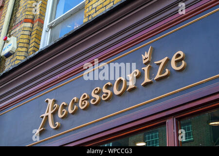 Accessorize nom sur la façade au-dessus de l'entrée de sa boutique dans High Street, Guildford, Surrey, au sud-est de l'Angleterre, Royaume-Uni Banque D'Images