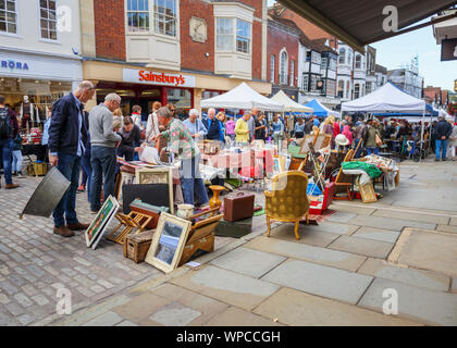 Bric-à-brac roadside market stall à Guildford les Antiquités et Brocante, marché de la rue High Street, Guildford, Surrey, Angleterre du Sud-Est, Royaume-Uni Banque D'Images