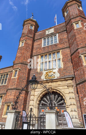 Abbot's Hospital, un monument d'indigents bâtiment historique dans High Street, Guildford, ville du comté de Surrey, au sud-est de l'Angleterre, Royaume Uni sur une journée ensoleillée Banque D'Images