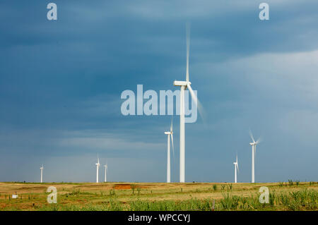 Les centrales éoliennes sur les plaines de l'Oklahoma, avec effet de flou. Banque D'Images