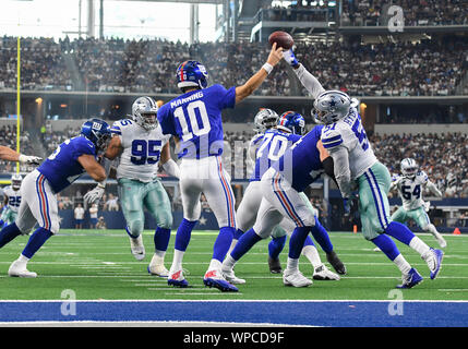 Arlington, Texas, USA. 05Th Sep 2019. Sep 08, 2019 : New York Giants quarterback Eli Manning # 10 passe au quatrième trimestre au cours d'un match de la NFL entre les Giants de New York et les Cowboys de Dallas à AT&T Stadium à Arlington, TX Dallas battu New York 35-17 Albert Pena/CSM Crédit : Cal Sport Media/Alamy Live News Banque D'Images