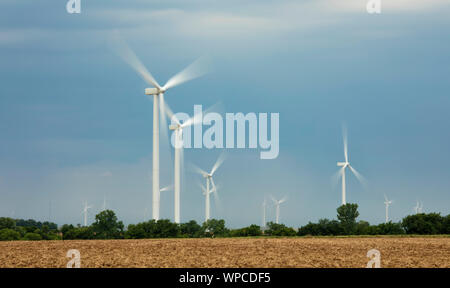 Éoliennes sur les plaines de l'Oklahoma, de flou sur les lames en rotation. Banque D'Images