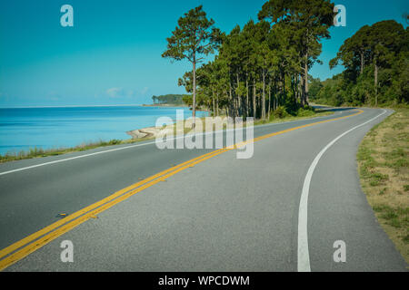 Une belle côte sur le grand virage Scenic Byway Sentier du littoral, US Hwy 98 dans le nord-ouest de la Floride, près de Eastpoint, FL, USA, Banque D'Images