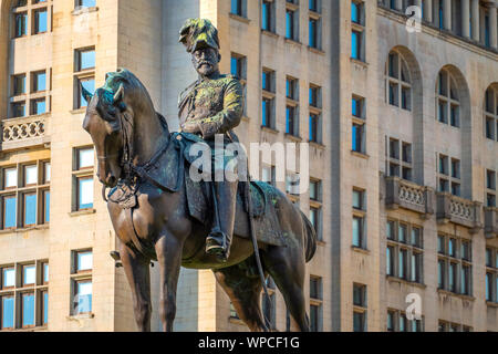 Liverpool, Royaume-Uni - 17 mai 2018 : Monument du roi Édouard VII par Sir William Goscombe John, à l'origine situé à St George's Hall mais sur un granit de Bronze Banque D'Images