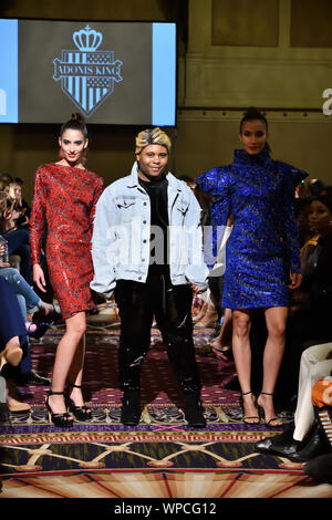 Adonis Designer pose pour King photos sur la piste avec deux modèles féminins au cours de New York Fashion Showcase SS-20 à New York Fashion Week (5616). Banque D'Images