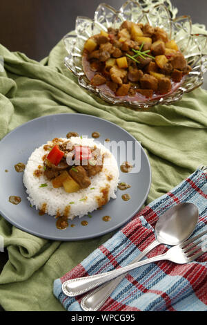 Photo de plat appelé Menudo philippin ou de porc avec pommes de terre et de poivron rouge cuit dans une sauce tomate Banque D'Images