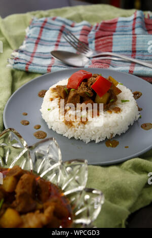 Photo de plat appelé Menudo philippin ou de porc avec pommes de terre et de poivron rouge cuit dans une sauce tomate Banque D'Images