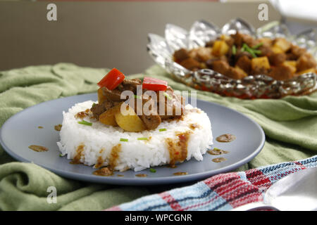 Photo de plat appelé Menudo philippin ou de porc avec pommes de terre et de poivron rouge cuit dans une sauce tomate Banque D'Images