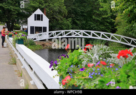 La Cabane de Selectmen avec le Thaddeus Shepley Somes Memorial Bridge à Somesville.Mount Desert Island.Le parc national Acadia.Maine.USA Banque D'Images