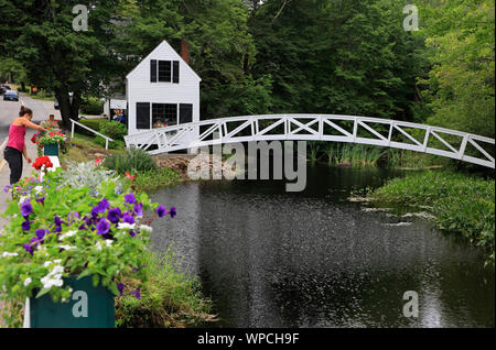 La Cabane de Selectmen avec le Thaddeus Shepley Somes Memorial Bridge à Somesville.Mount Desert Island.Le parc national Acadia.Maine.USA Banque D'Images