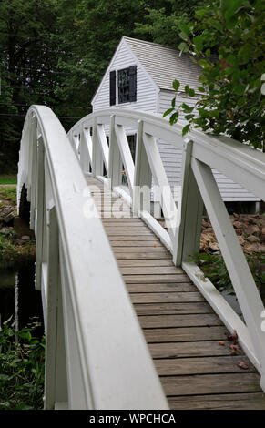 La Cabane de Selectmen avec le Thaddeus Shepley Somes Memorial Bridge à Somesville.Mount Desert Island.Le parc national Acadia.Maine.USA Banque D'Images