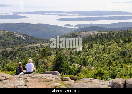 Les randonneurs de détente sur le haut de Cadillac Mountain.Le parc national Acadia.Mount Desert.Maine.USA Banque D'Images