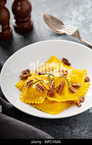 Tortellini de courge musquée et de pacanes au beurre brun avec Banque D'Images