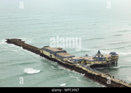 LIMA, PÉROU - 20 septembre 2011 : Le restaurant La Rosa Nautica construit sur un quai sur la côte du district de Miraflores Banque D'Images