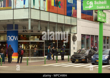 LIMA, PÉROU - 25 septembre 2011 : des personnes non identifiées, à l'entrée de la Ripley department store le 25 septembre 2011 Banque D'Images