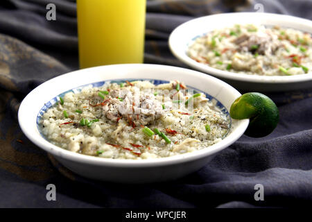 Photo de porridge de poulet aussi connu dans les Philippines que poulet lugaw ou arroz caldo Banque D'Images