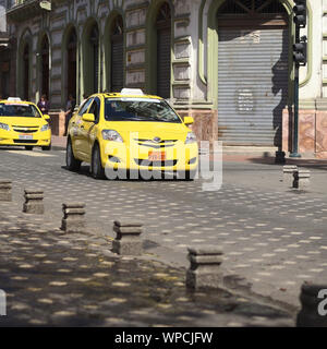 CUENCA, ÉQUATEUR - février 13, 2014 : Taxi sur l'Avenue Mariscal Sucre Le 13 février 2014 dans le centre-ville de Cuenca, Équateur Banque D'Images