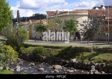 CUENCA, ÉQUATEUR - février 13, 2014 : vue sur la rivière Tomebamba et de l'Avenida 12 de Abril, 13 février 2014 à Quito, Equateur Banque D'Images