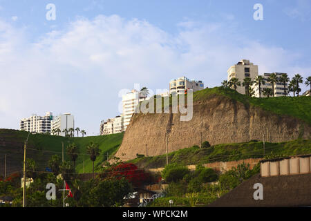 LIMA, PÉROU - le 2 avril 2012 : vue sur la ligne de falaise, le Parque del Amor (Parc de l'amour) et le Malecon Cisneros de la côte ci-dessous Banque D'Images