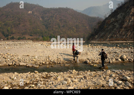 Lit pierreux de la rivière. Ladhya Cette rivière a été rendu célèbre par Jim Corbett dans son livre Maneaters de Kumaon, Uttarakhand, Inde Banque D'Images