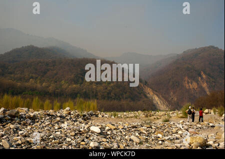 Lit pierreux de la rivière. Ladhya Cette rivière a été rendu célèbre par Jim Corbett dans son livre Maneaters de Kumaon, Uttarakhand, Inde Banque D'Images