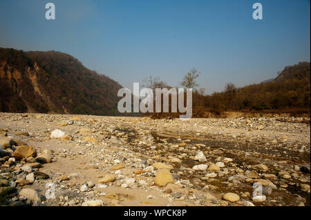 Lit pierreux de la rivière. Ladhya Cette rivière a été rendu célèbre par Jim Corbett dans son livre Maneaters de Kumaon, Uttarakhand, Inde Banque D'Images