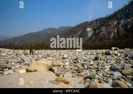 Lit pierreux de la rivière. Ladhya Cette rivière a été rendu célèbre par Jim Corbett dans son livre Maneaters de Kumaon, Uttarakhand, Inde Banque D'Images