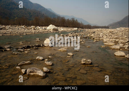 Lit pierreux de la rivière. Ladhya Cette rivière a été rendu célèbre par Jim Corbett dans son livre Maneaters de Kumaon, Uttarakhand, Inde Banque D'Images