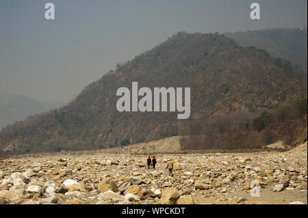 Lit pierreux de la rivière. Ladhya Cette rivière a été rendu célèbre par Jim Corbett dans son livre Maneaters de Kumaon, Uttarakhand, Inde Banque D'Images