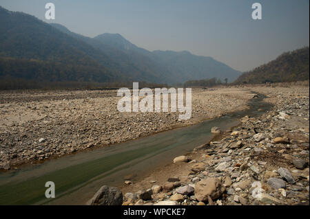 Lit pierreux de la rivière. Ladhya Cette rivière a été rendu célèbre par Jim Corbett dans son livre Maneaters de Kumaon, Uttarakhand, Inde Banque D'Images