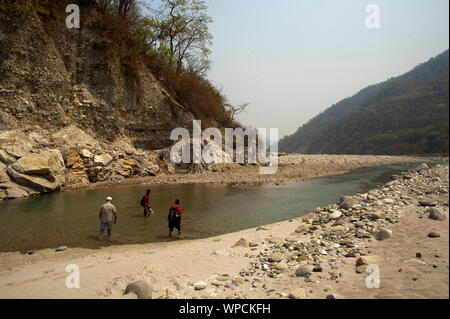 Lit pierreux de la rivière. Ladhya Cette rivière a été rendu célèbre par Jim Corbett dans son livre Maneaters de Kumaon, Uttarakhand, Inde Banque D'Images