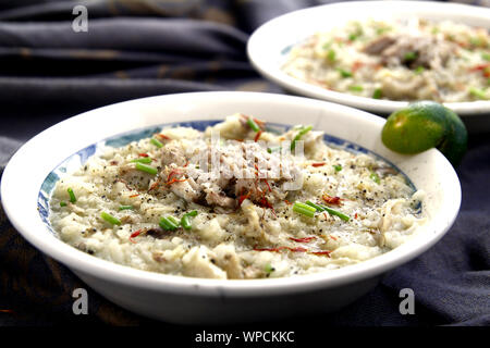 Photo de porridge de poulet aussi connu dans les Philippines que poulet lugaw ou arroz caldo Banque D'Images