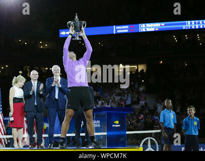 Flushing Meadow, aux États-Unis. 05Th Sep 2019. Rafael Nadal d'Espagne soulève le trophée de championnat après la défaite de la Russie Medvedev Daniil en 5 sets pour gagner la finale chez les hommes dans la région de Arthur Ashe Stadium de l'US Open 2019 Tennis Championships à l'USTA Billie Jean King National Tennis Center le Dimanche, Septembre 8, 2019 à New York. Nadal a battu 7-5, 6-3, Medvedev 5-7, 4-6, 6-4 et remporte son 4e US Open Championship. Photo de John Angelillo/UPI UPI : Crédit/Alamy Live News Banque D'Images