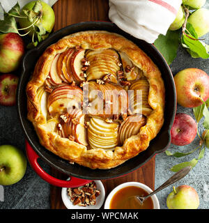Galette de pomme dans une poêle en fonte Banque D'Images
