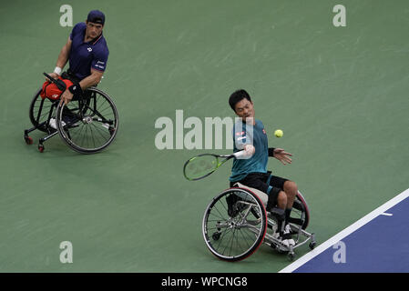 Flushing Meadow, New York, USA. 05Th Sep 2019. Shingo Kunieda, du Japon, renvoie une tourné en face de partner Gustavo Fernandez (L), de l'Argentine, bien que concurrentes dans le fauteuil roulant du double masculin championnat au 2019 US Open Tennis Championships à l'USTA Billie Jean King National Tennis Center le Dimanche, Septembre 8, 2019 à New York. Photo par Ray Stubblebine/UPI UPI : Crédit/Alamy Live News Banque D'Images