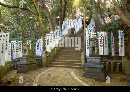 GAMAGORI, JAPON - 18 octobre 2007 : Moyen d'Yaotomi culte sur l'île de prendre en Gamagori wit komainu gardiens lions statues en pierre, Japon Banque D'Images