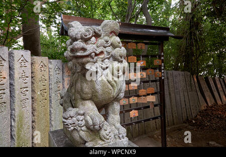 GAMAGORI, JAPON - 18 octobre 2007 : Territoire d'Yaotomi culte sur l'île de prendre gardé par des statues de lion komainu à Gamagori, au Japon Banque D'Images