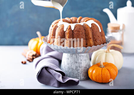Gâteau bundt à la citrouille avec crème garniture de fromage Banque D'Images