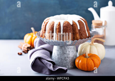 Gâteau bundt à la citrouille avec crème garniture de fromage Banque D'Images