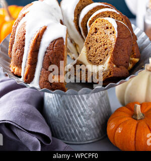 Gâteau bundt à la citrouille avec crème garniture de fromage Banque D'Images