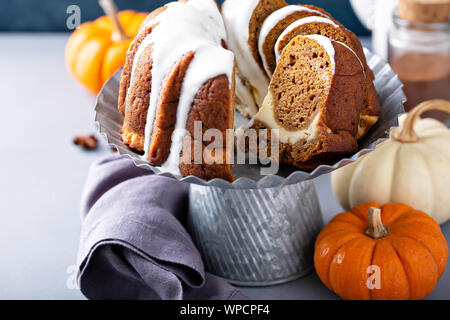 Gâteau bundt à la citrouille avec crème garniture de fromage Banque D'Images