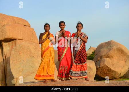Habillés de couleurs vives les femmes indiennes à Hampi, en Inde. Banque D'Images