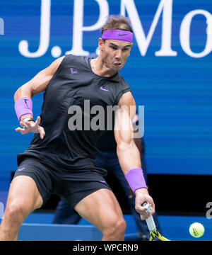 Flushing, Queens, NY, USA. Sep 8, 2019. Rafael Nadal (ESP) bat Daniel Medvedev (RUS) dans un théâtre à l'ensemble cinq finale chez les hommes à l'US Open qui se joue à Billie Jean King National Tennis Center de Flushing, Queens, New York. © Jo Becktold/CSM/Alamy Live News Banque D'Images