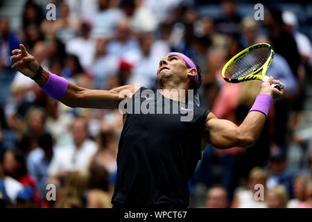 New York, États-Unis. 05Th Sep 2019. Flushing Meadows, New York, United States - 8 septembre 2019. Rafael Nadal au service de l'Espagne contre Daniil Medvedev dans la finale chez les hommes à l'US Open aujourd'hui. Crédit : Adam Stoltman/Alamy Live News Banque D'Images