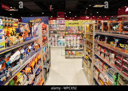 Boutique de jouets. Magasin de jouets. À l'intérieur de magasin de jouets. Lignes d'étagères avec des jouets. La joie des enfants. Large choix de jouets pour enfants en magasin. Shop pour les enfants Banque D'Images