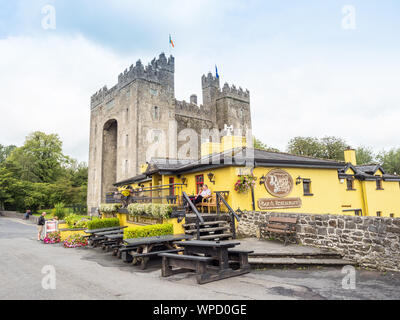 BUNRATTY, IRLANDE - août 11, 2019 : Le point de vue de l'historique château de Bunratty et pub Durty Nelly's à Bunratty, comté de Clare, Irlande. Banque D'Images